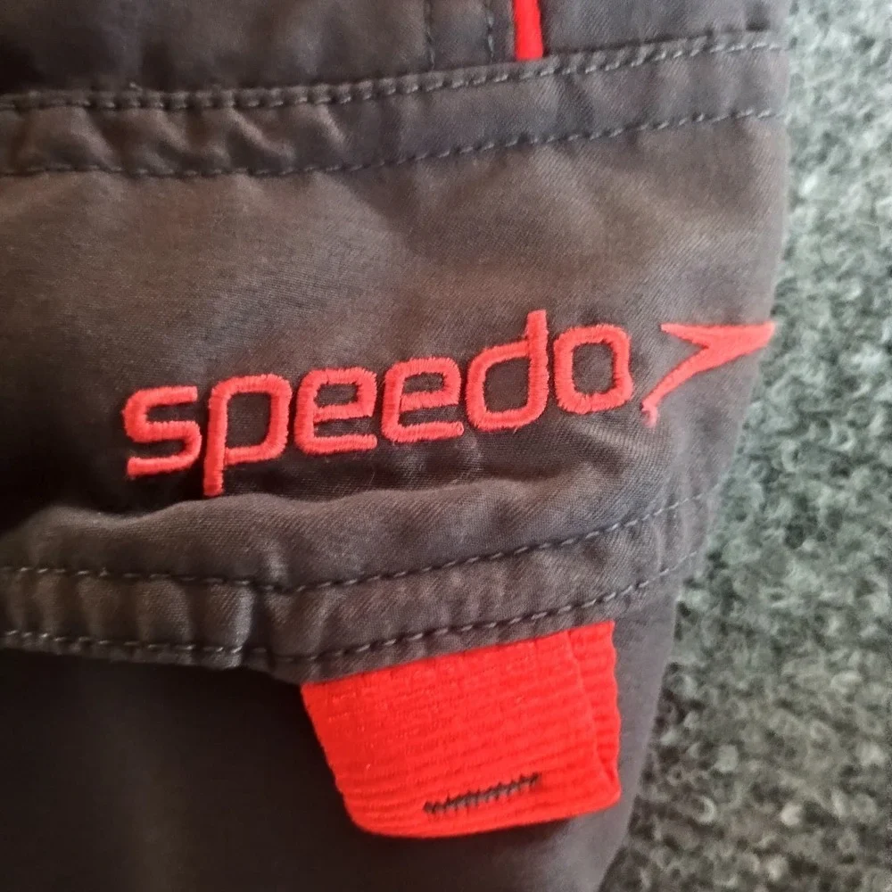 Speedo Men's Size M Swim Trunks Board Shorts Gray Red Drawstring Mesh Lined
